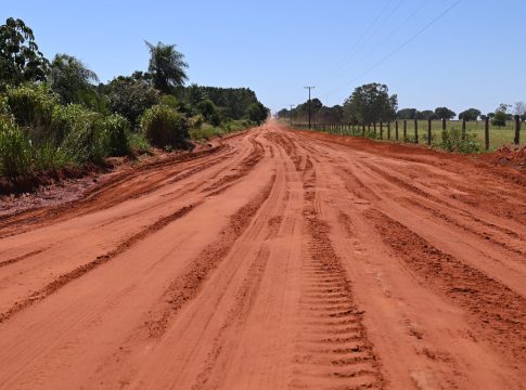 Estradas rurais seguem recebendo melhorias em Itaquiraí