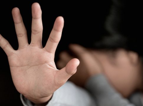 Meninas de 12 anos faltam à aula e são estupradas após conhecerem rapaz na rede social