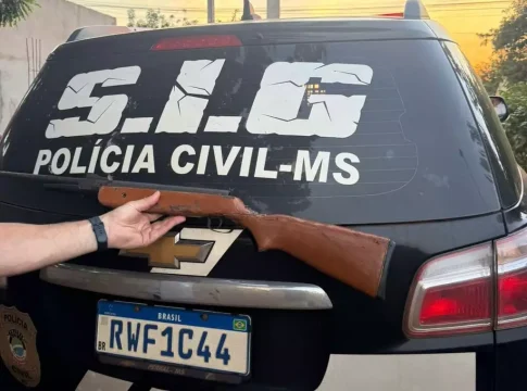 Mulher leva tiro no peito enquanto amamenta e marido é preso