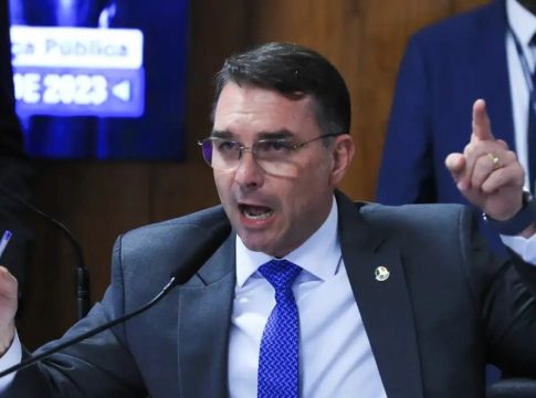 Flávio Bolsonaro cresce e alcança Lula no 2º turno, aponta Quaest
