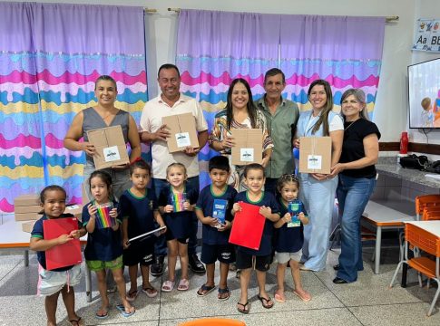 Japorã: Prefeitura entrega cerca de 1.950 kits escolares para alunos da rede municipal