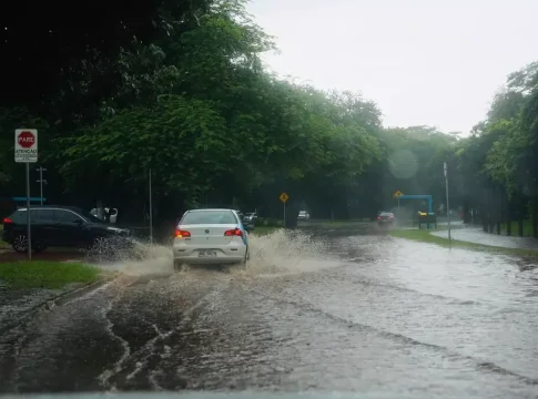Inmet emite alerta de chuvas intensas para 60 municípios de MS nesta segunda