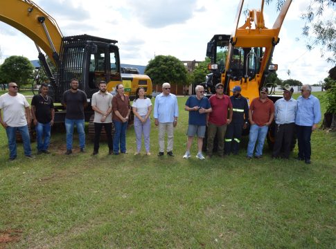 Iguatemi recebe escavadeira hidráulica e pá carregadeira novas para reforçar os serviços da secretaria de Obras