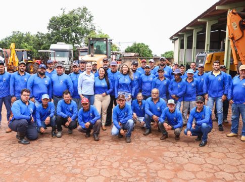 Prefeitura de Eldorado entrega uniformes a servidores das Secretarias de Obras e Agricultura