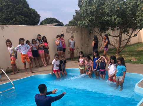 Escola municipal de tempo integral Tancredo Neves disponibiliza aulas de natação para mais de 250 estudantes