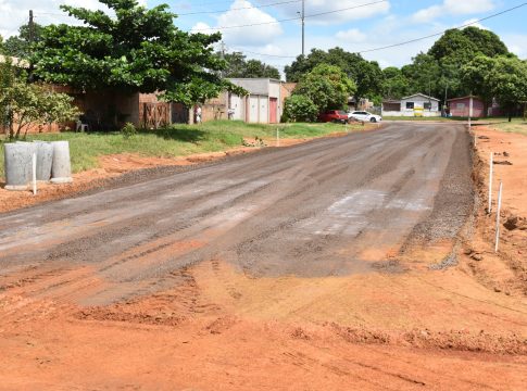 Obras de pavimentação asfáltica e implantação de drenage estão em andamento no Bairro Vila Nova Esperança
