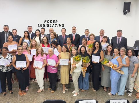 Prefeita Rosária Lucca Andrade participa de sessão em homenagem às mulheres de Mundo Novo