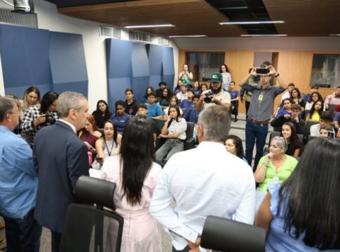 Paulo Corrêa destaca integração da juventude ao Parlamento em visita de alunos de escolas de Ribas do Rio Pardo à ALEMS