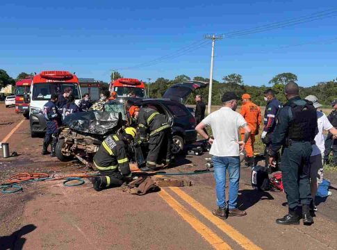 Acidente entre dois veículos deixa vítima presa às ferragens na MS-080