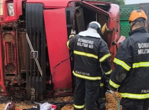Motorista fica preso nas ferragens após caminhão carregado tombar na MS-395