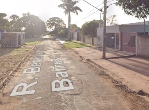 Jovem é atingida por carro, persegue motorista e acaba agredida