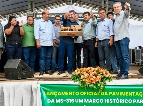 Senador Nelsinho comemora ordem de serviço da pavimentação da MS 316