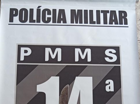 Homem preso após ameaçar vizinho com armas brancas