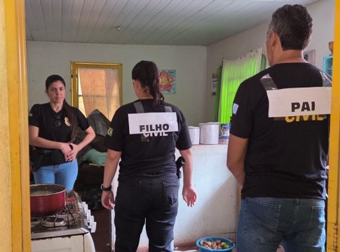 Polícia Civil realiza reprodução simulada de feminicídio em Coxim e identifica provável instrumento do crime