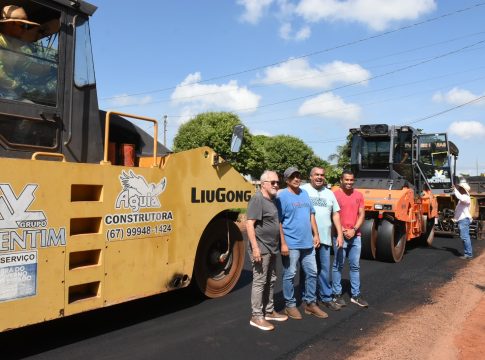 Prefeito Dr. Lídio Ledesma visita obras de pavimentação asfáltica em andamento no bairro Vila Nova Esperança