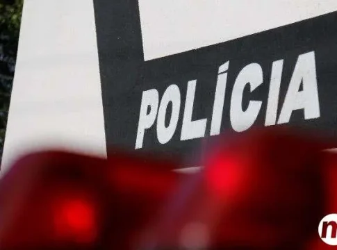 Casal é preso ao ser flagrado com arma em estacionamento de supermercado