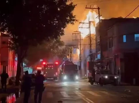 Megaincêndio em fábrica no Brás mobiliza 30 viaturas para combate do fogo