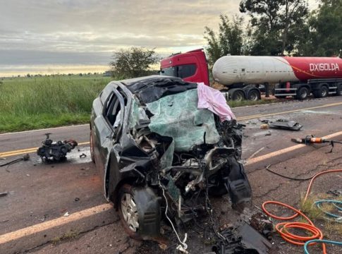 Jovem de 24 anos morre após colisão entre carro e caminhão na BR-376