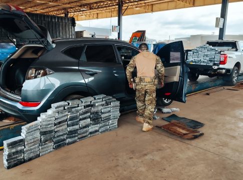 PRF apreende dois carros com placas do Paraguai, carregados com drogas na BR-277 em Cascavel