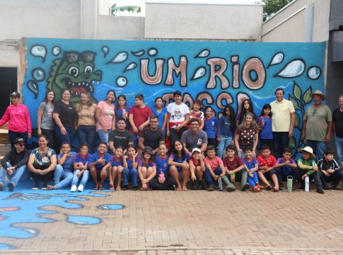 Governo de Mundo Novo fortalece educação ambiental com a presença de alunos no plantio de árvores na Praça Vanderval Queiroz