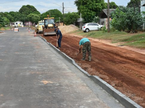 Calçadas e meios-fios estão em construção no bairro Vila Nova Esperança