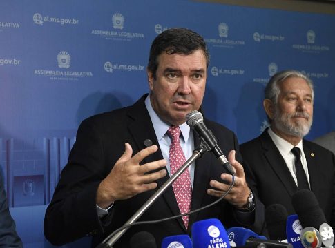 Na busca pela reeleição, aprovação de Riedel segue em alta e atinge 71%, segundo Ranking