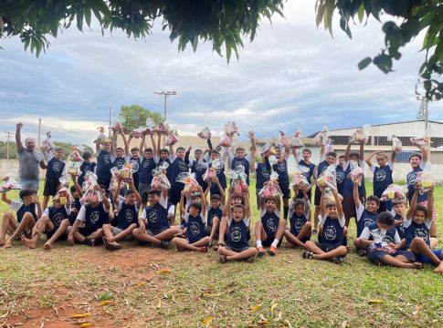 Alunos do projeto Bom de Bola Bom na Escola de Iguatemi receberam cesta de páscoa