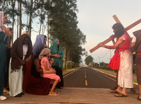 Japorã encenou “O Sacrifício de Jesus” e retratou a Via Sacra. O “Calvário” foi representado na entrada da cidade