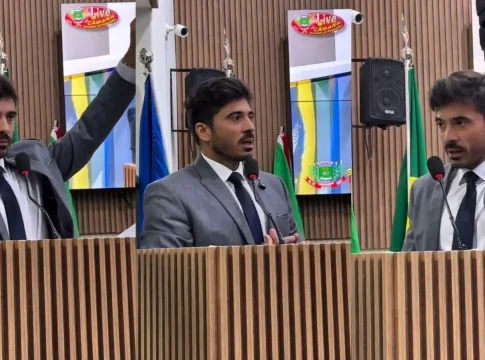 Vereador de Paranaíba usa colete à prova de balas para anunciar troca de partido