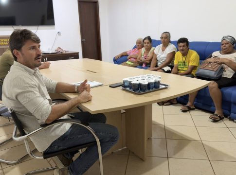 Prefeito Thalles Tomazelli se reúne com moradores do Jardim das Mães para tratar da regularização da área