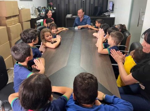Alunos do Pré II homenageiam e entrevistam Vitor Malaquias pelo Dia do Prefeito