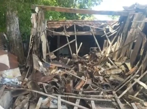 Estrutura de casa de madeira cede e mobiliza bombeiros em Corumbá