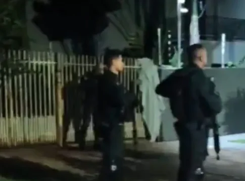 Homem é encontrado morto pendurado em grade de casa em Dourados