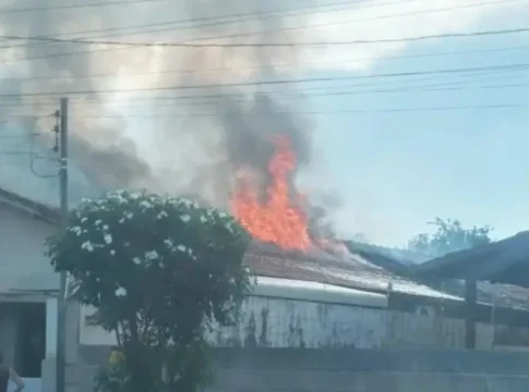 Curto-circuito provoca incêndio e cadeirante é resgatado de casa em chamas em Amambai