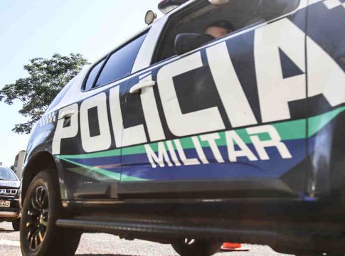 Tutora é agredida com soco durante discussão após cachorro escapar e morder pedestre