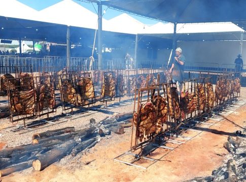 TRADIÇÃO E UNIÃO: festa do aniversário de Japorã terá 34 “Costelões Fogo de Chão”