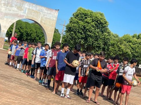 COORDENAÇÃO DO PROJETO BOM DE BOLA BOM NA ESCOLA REALIZA ATIVIDADE FÍSICA COM OS ALUNOS NA PRAÇA JOÃO FRANCISCO LOPES.