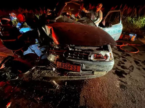 Passageiro fica preso às ferragens após carro bater em caminhão na MS-276