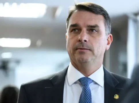 Flávio diz que não apenas Bolsonaro, mas todos perseguidos subirão rampa do Planalto