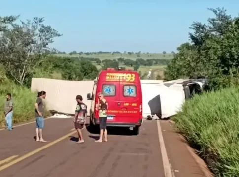 Carreta-baú tomba na MS-040 e trava trânsito em Santa Rita do Pardo