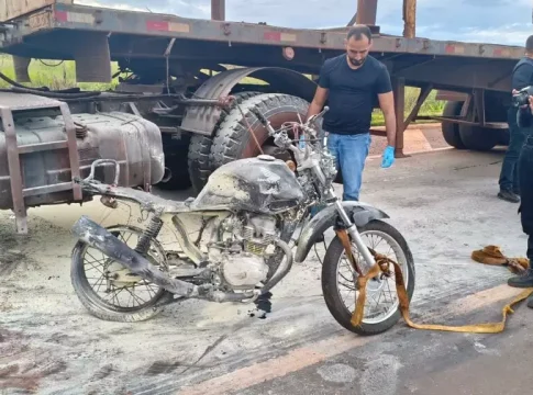 Caminhoneiro bêbado mata mulher atropelada e foge arrastando moto por 5 km