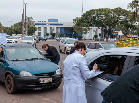 Mobilização da Saúde Municipal com Drive-Thru vacina centenas de pessoas no sábado em Naviraí
