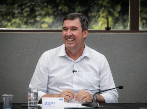 Na pesquisa com três, Riedel ganha no 1º turno com 47,83%, contra 14,41% de Fábio, diz IPR