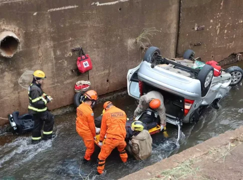 Enfermeira sai de plantão, bate em árvore e cai com carro no Córrego Segredo
