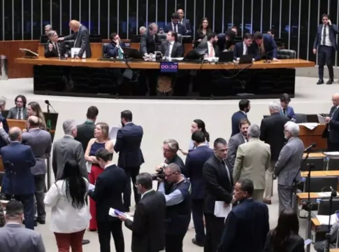 Câmara aprova novo cálculo e piso dos professores pode ir a R$ 5,1 mil