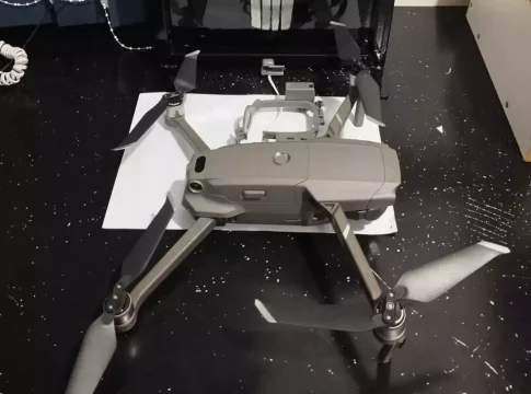 Drone com maconha e 4 celulares fica preso em tela de proteção de presídio