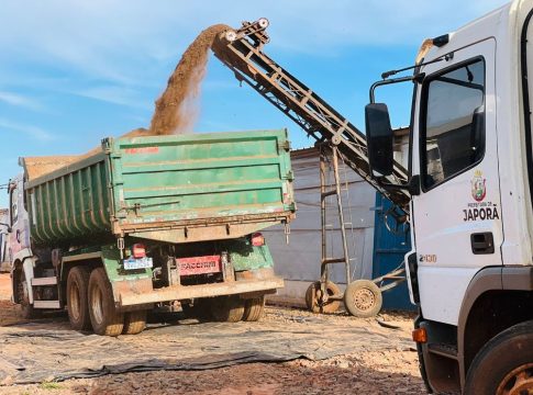 Governo de Japorã atende agricultores familiares com transporte de cama de frango
