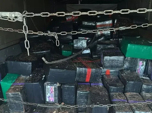 Polícia apreende no PR carreta que saiu de MS com 10 toneladas de maconha