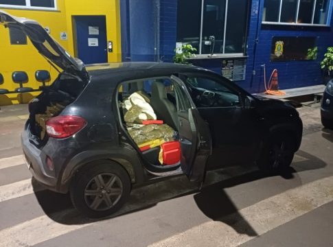 Casal é preso pela PRF em Guaíra com carro carregado de drogas que seguia para o RS