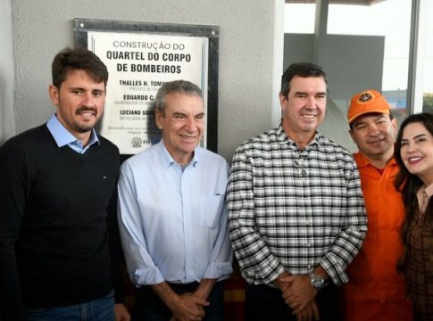Governador entrega quartel e assina construção de 80 casas em Itaquiraí